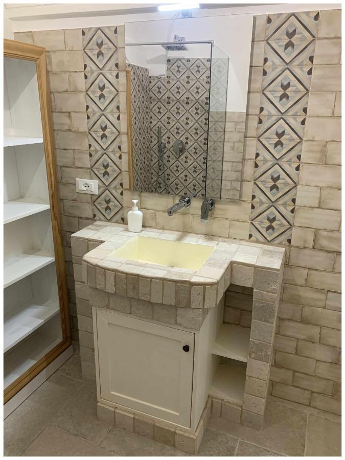 White Stone Flats & Studios Остуни Стая снимка